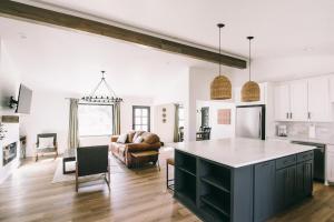 Aubrey Downtown Charmer - Smart TVs in every room!