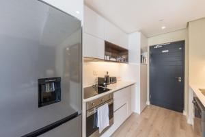 Stylish 20th floor apartment with rooftop pool at 16onBree