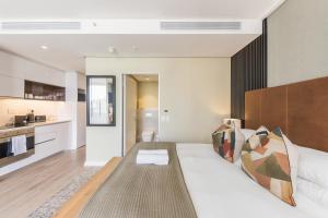 Stylish 20th floor apartment with rooftop pool at 16onBree