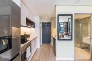 Stylish 20th floor apartment with rooftop pool at 16onBree