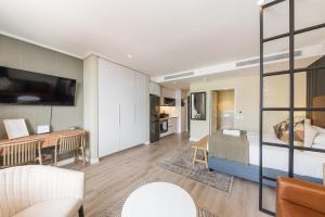 Stylish 20th floor apartment with rooftop pool at 16onBree