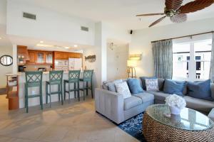 2nd floor bayfront Siesta Key condo with private beach access
