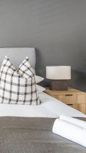 Central 1 Bed apt with Balcony & Pool TheSentinel