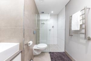 Central 1 Bed apt with Balcony & Pool TheSentinel