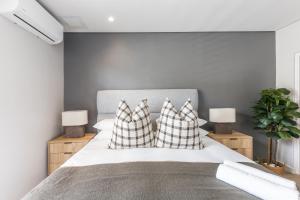 Central 1 Bed apt with Balcony & Pool TheSentinel