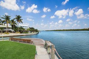 Bayfront 3BR 2nd floor Siesta Key condo with private beach access
