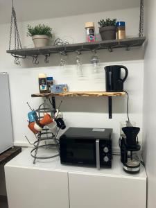 Vanha Kanttorila ,Huone B pohjakerroksessa