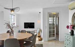 4 Bedroom Gorgeous Home In Rude