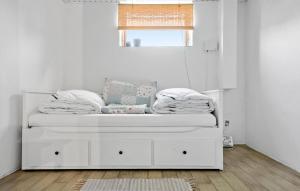 4 Bedroom Gorgeous Home In Rude