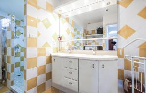 Maisons de vacances Cozy Home In Saint-Vincent-De-Cosse : photos des chambres