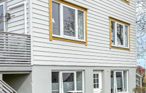 3 Bedroom Cozy Apartment In Myklebost