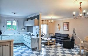 Maisons de vacances Cozy Home In Chateaurenard : Maison de Vacances 2 Chambres
