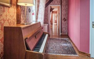 Maisons de vacances Gorgeous Home In Plelan-Le-Petit : photos des chambres