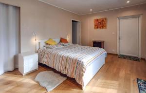 Maisons de vacances Gorgeous Home In Plelan-Le-Petit : photos des chambres