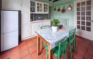 Maisons de vacances Gorgeous Home In Plelan-Le-Petit : photos des chambres