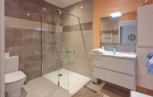 Maisons de vacances Gorgeous Home In Plelan-Le-Petit : photos des chambres