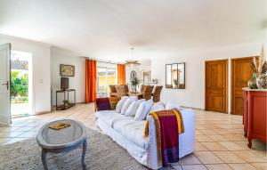 2 Bedroom Amazing Home In Noves