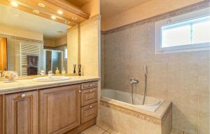 Maisons de vacances 2 Bedroom Amazing Home In Noves : photos des chambres