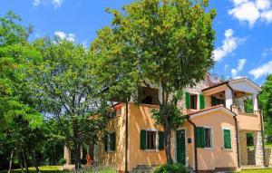 5 Bedroom Nice Home In Koromacno 