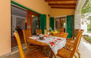 5 Bedroom Nice Home In Koromacno 