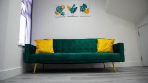 Prestige Stays Cardiff Modern 2-Bedroom Duplex Apartment near City Centre Wi-Fi & Lockbox Check-In