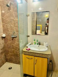Noida Golden Suits By - Near Metro 142 And Expo Mart