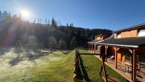 Gościejówka na skraju lasu