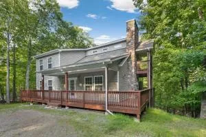 Huge Masthope retreat king sz bed , hot tub , game room - Callicoon