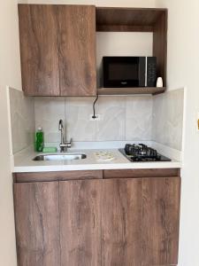 Laureles Suite 702 Faro 78 Queen bed con Aire