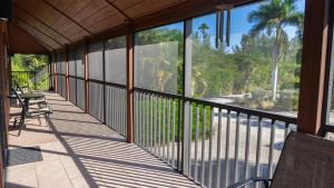 Escape to Paradise - Tranquil 3-Bedroom Retreat with Wrap-Around Lanai and Private Beach - 3hvězdičkové hotely ve městě Sanibel