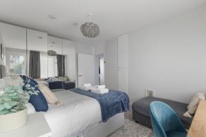 3 Bedroom Monthly Stays Apt at Juliet House By Azzurri Properties Short Lets & Serviced Accommodation Hoxton With WiFi