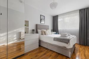 3 Bedroom Monthly Stays Apt at Juliet House By Azzurri Properties Short Lets & Serviced Accommodation Hoxton With WiFi