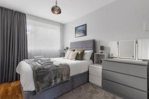 3 Bedroom Monthly Stays Apt at Juliet House By Azzurri Properties Short Lets & Serviced Accommodation Hoxton With WiFi