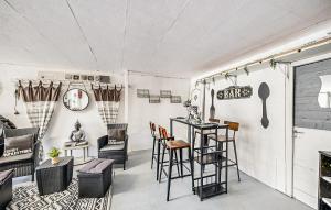 Appartements 1 Bedroom Amazing Apartment In Treignac : photos des chambres