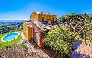 Stunning Home In Arenys De Munt - 圣伊斯特维-德帕劳托德拉