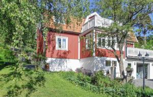 Nice Home In Ljusterö With Sauna