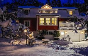 Nice Home In Ljusterö With Sauna