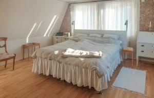 Nice Home In Ljusterö With Sauna