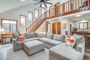 3 Mi to Tobyhanna State Park Home with Serene Deck!