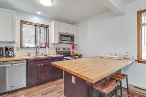 3 Mi to Tobyhanna State Park Home with Serene Deck!