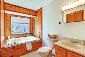 3 Mi to Tobyhanna State Park Home with Serene Deck!