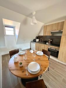 Appartements Cocoon Clair de Lune sous les combles PARKING GRATUIT : Appartement 1 Chambre