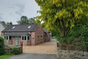 Canal-side 5-Bed Cottage - Sleeps 10 Pet Friendly - Cheddleton