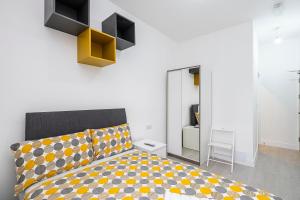 Victorian Beauty with Private Toilet and Shower Near Tube Station