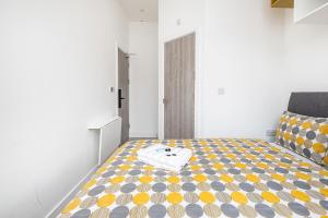 Victorian Beauty with Private Toilet and Shower Near Tube Station