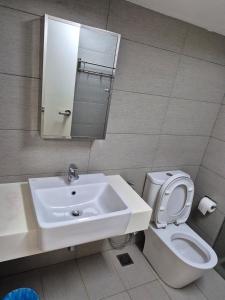 EkoCheras with Balcony Sunshine Cosy Condo Next to MRT Stay 3 or 4 Pax