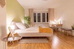 K15 Cozy, Unique & Spacious 3-Room Apartment with Balcony or Single Room by LIPA