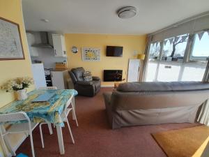 Sunnyside Chalet, walk to the beach & close to Norfolk broads - pet friendly!