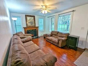 Cozy, Edge-of-Town House, 2 rooms, Deck - Mayfield