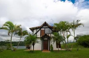 Lakeside chalet with private dock Chalet en el lago con muelle privado - Yotoco